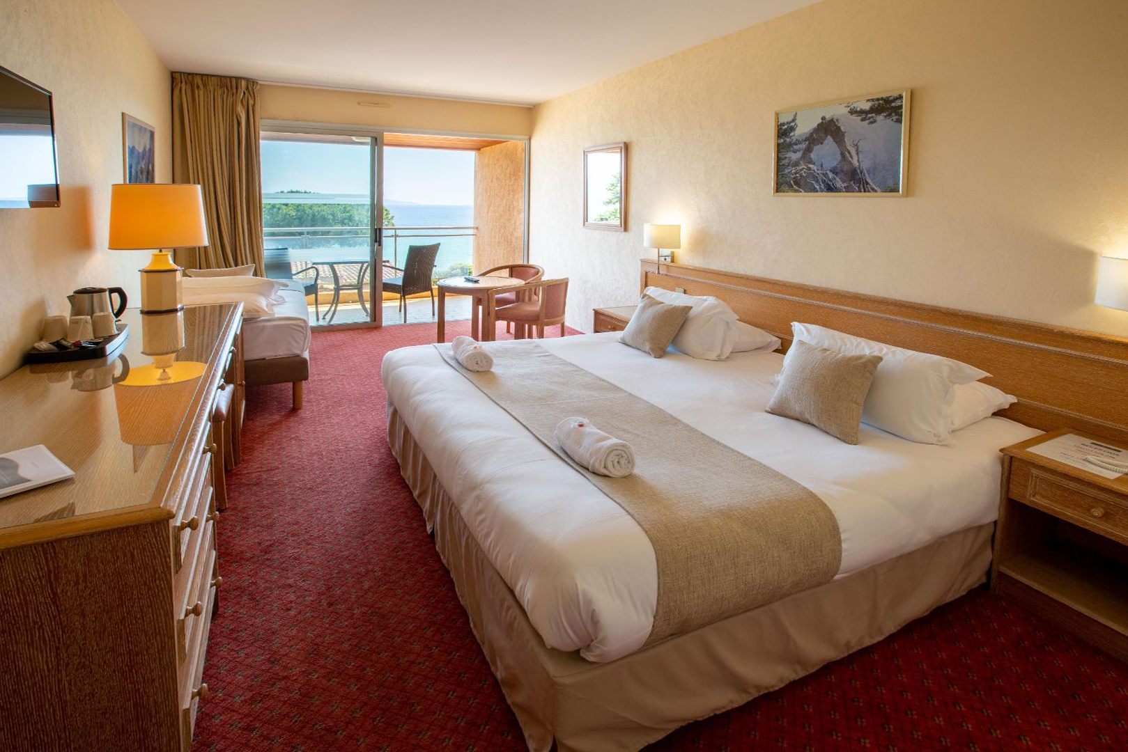 Chambre triple supérieure vue mer à l'hôtel à Ajaccio en bord de mer | Hôtel La Pinède