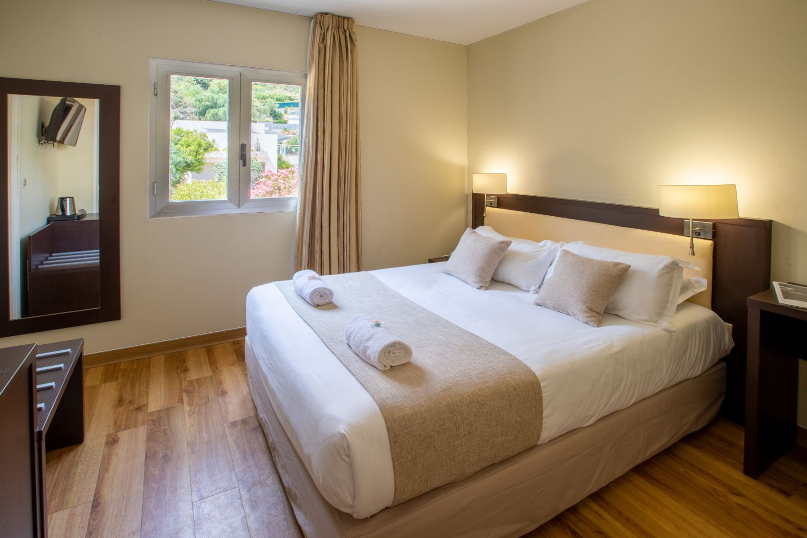 Chambre standard vue montagne à l'hôtel à Ajaccio en bord de mer | Hôtel La Pinède