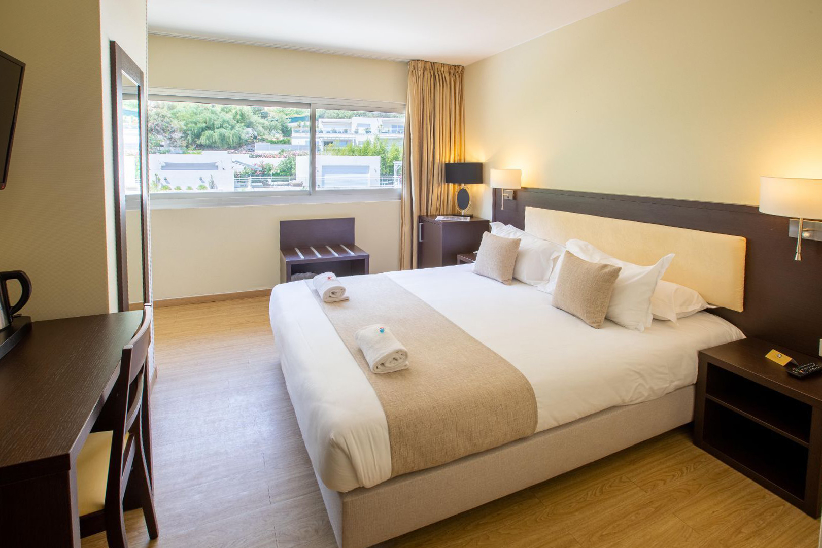Chambre quadruple vue montagne à l'hôtel à Ajaccio en bord de mer | Hôtel La Pinède